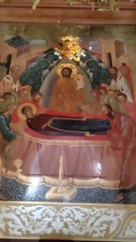 В рождестве́ де́вство сохрани́ла еси́, / во успе́нии ми́ра не оста́вил