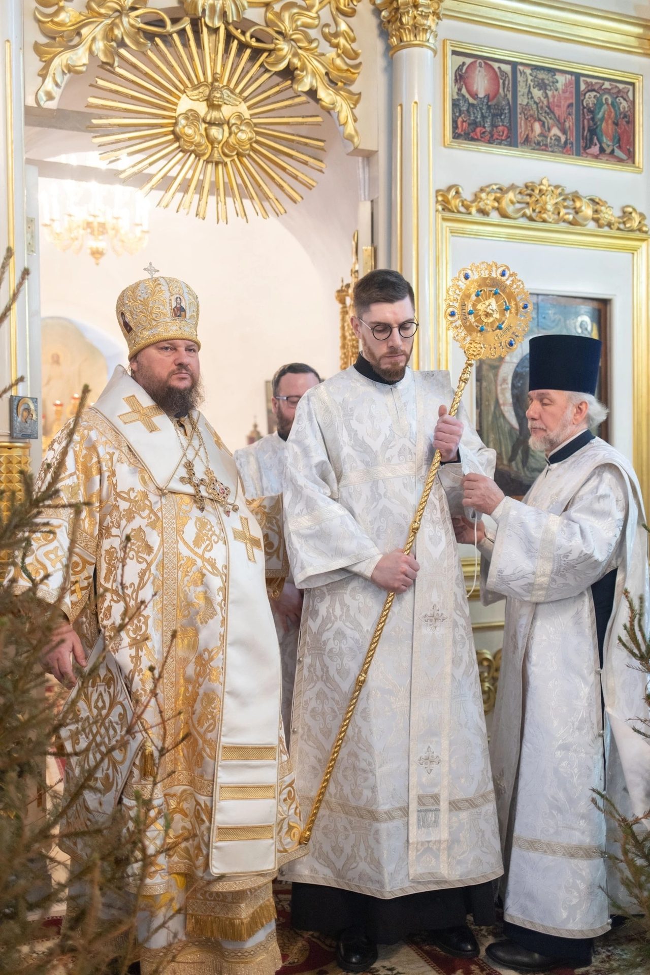 Сегодня за Божественной литургией в храме Всемилостивого Спаса в Гости