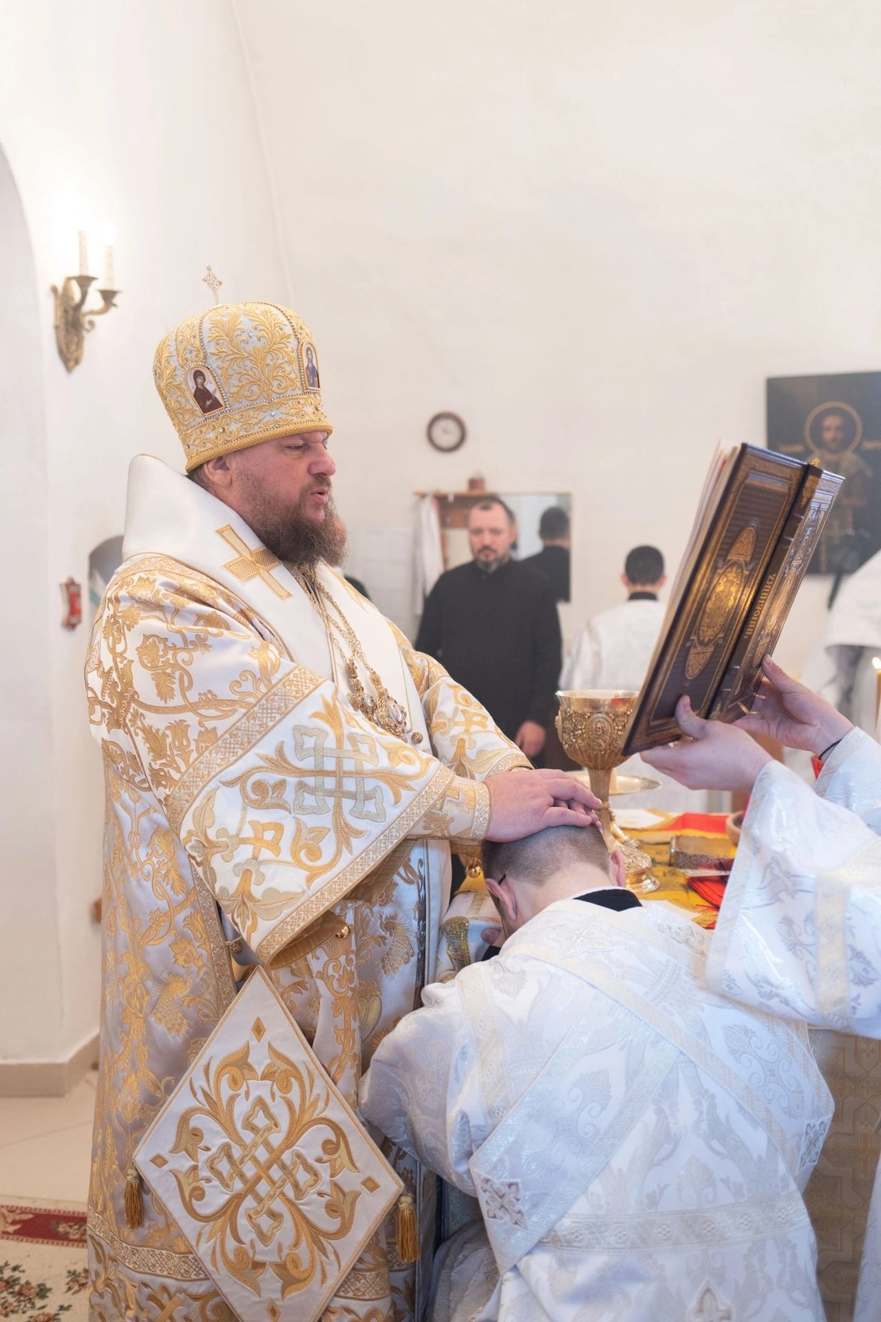 Сегодня за Божественной литургией в храме Всемилостивого Спаса в Гости