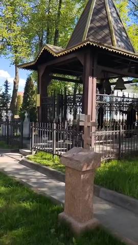 Удары колокола на этой деревянной звоннице как память о трех монахах-н