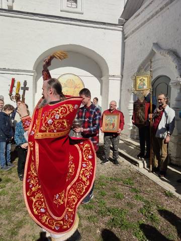 АнтиПасха означает вместо Пасхи, то есть еще одна Пасха