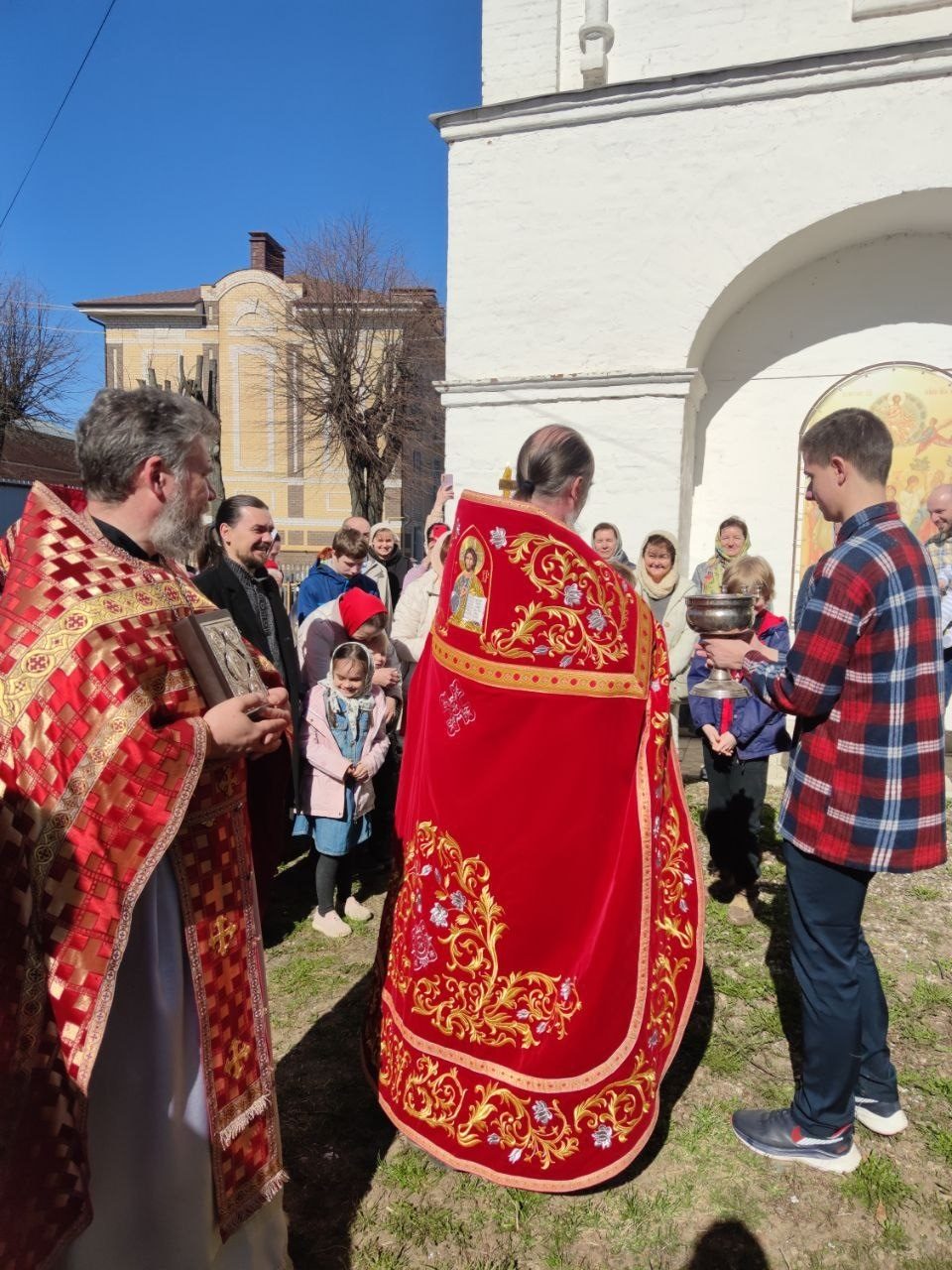 АнтиПасха означает вместо Пасхи, то есть еще одна Пасха