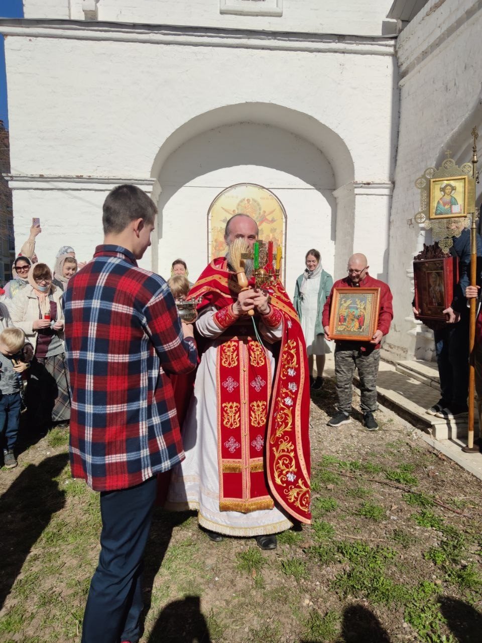 АнтиПасха означает вместо Пасхи, то есть еще одна Пасха