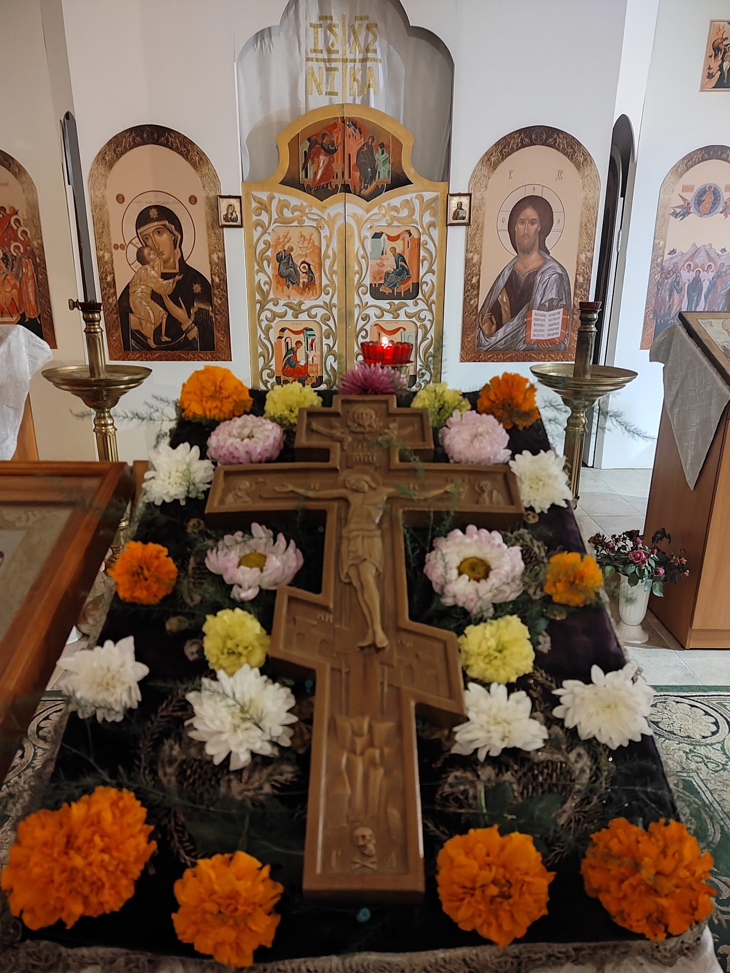С праздником Воздвижения Честного и Животворящего Креста Господня