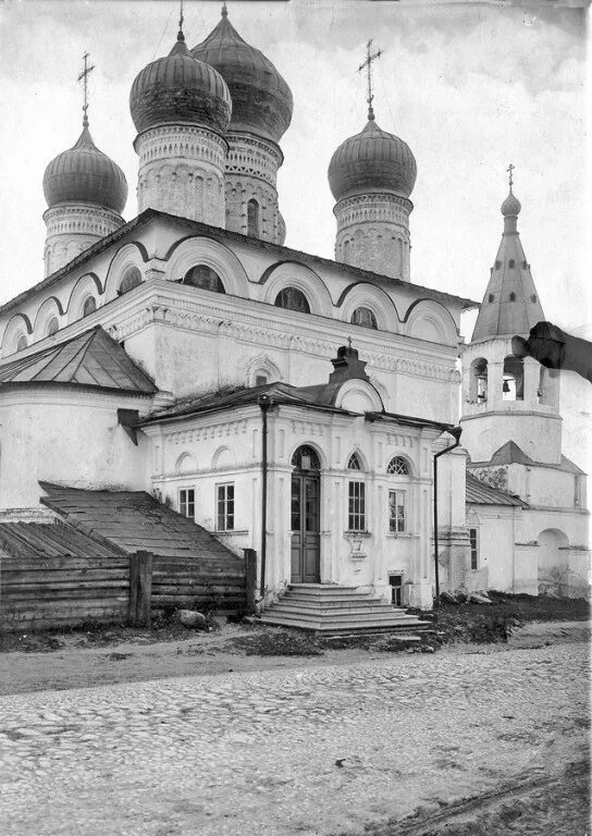 Наш храм располагался рядом с мукомольным заводом Поэтому мы смогли ег
