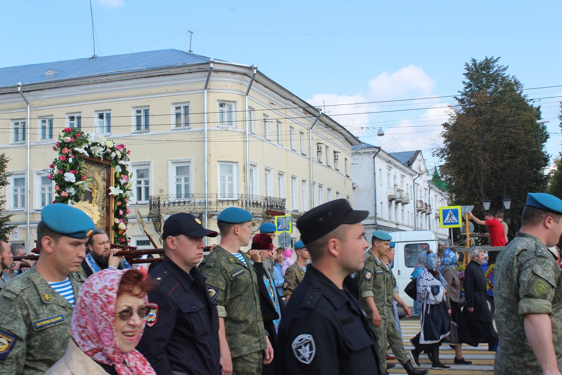 Крестный ход с Феодоровской иконой Божией Матери
