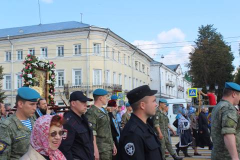 Крестный ход с Феодоровской иконой Божией Матери