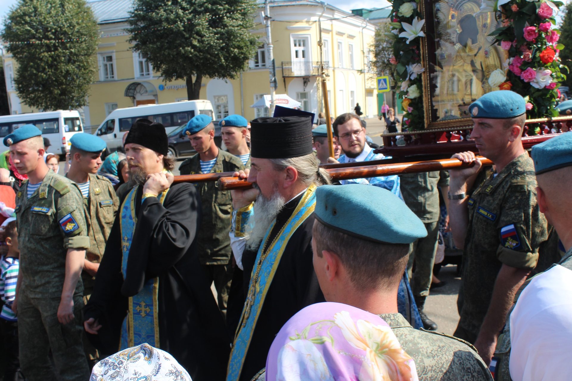 Крестный ход с Феодоровской иконой Божией Матери