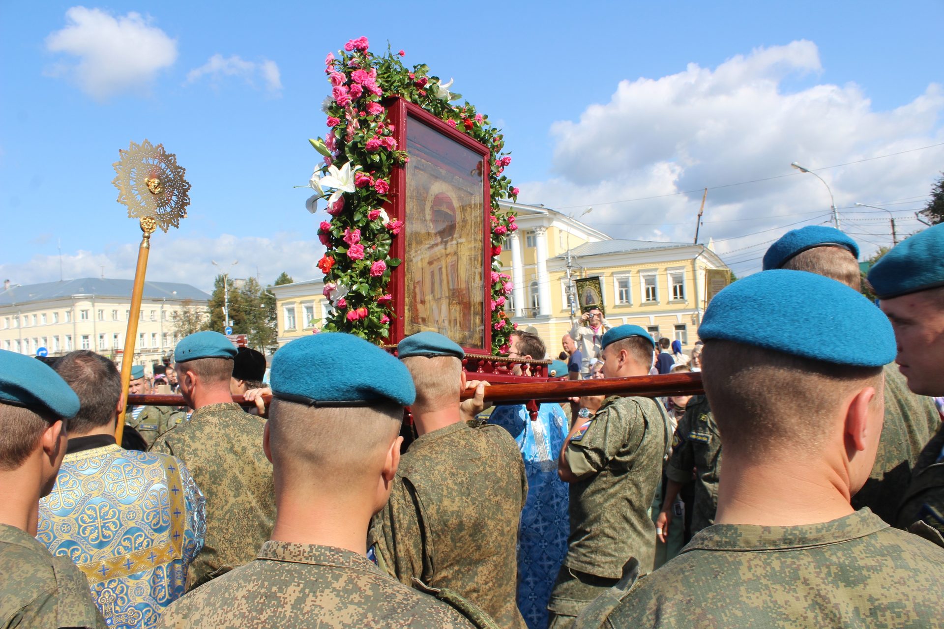 Крестный ход с Феодоровской иконой Божией Матери