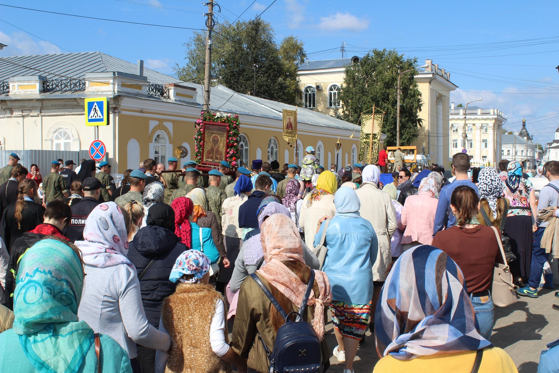 Крестный ход с Феодоровской иконой Божией Матери