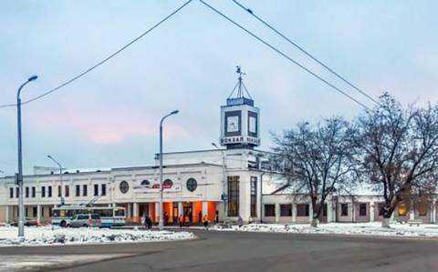 По понедельникам в 6-50 утра в часовне Феодоровской иконы Богородицы н