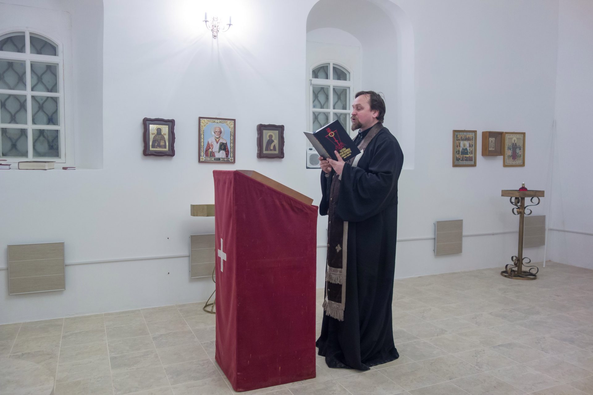 Начало богослужений в Никольском приделе храма