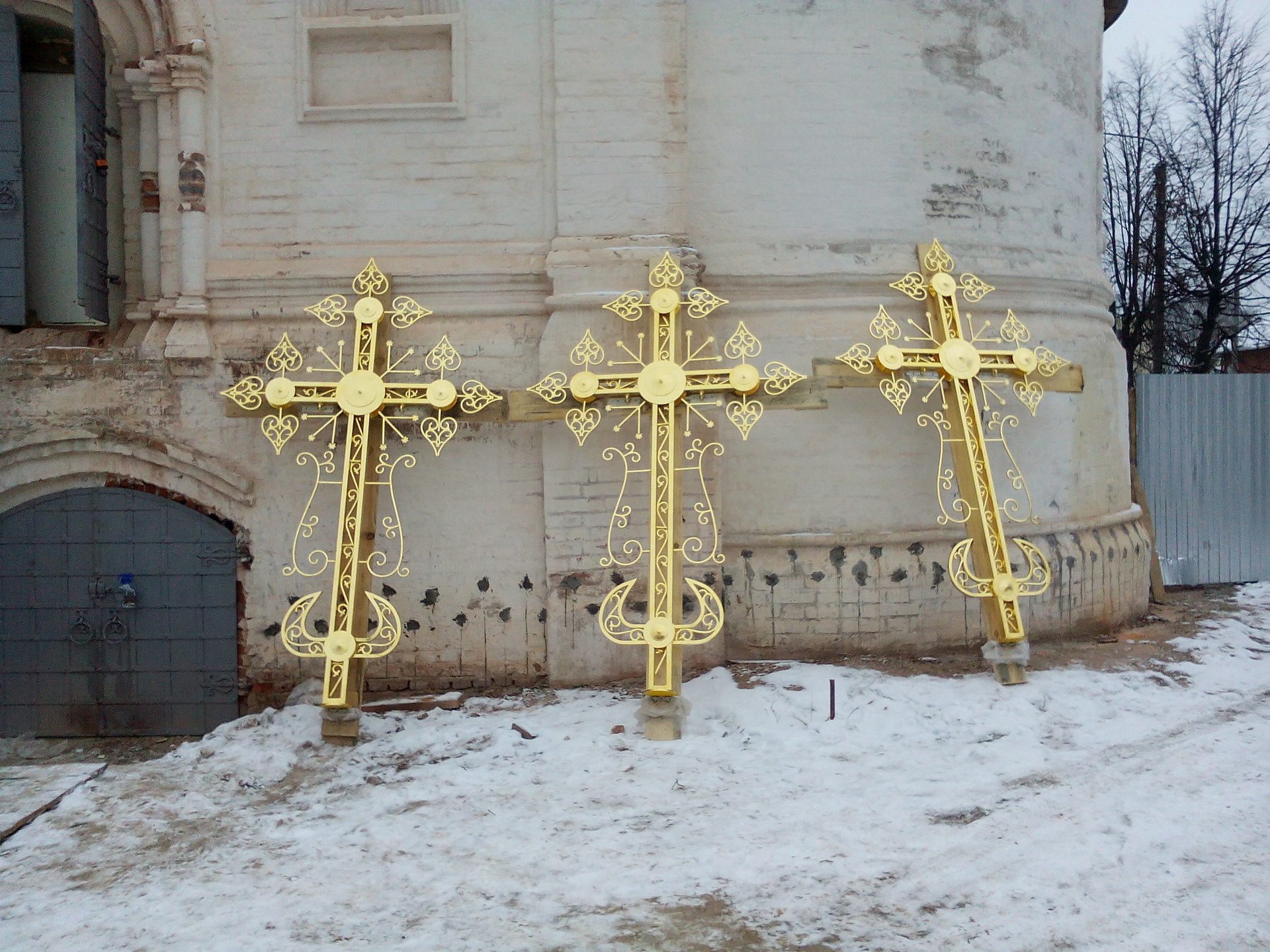 Установка крестов на главы Вознесенского храма
