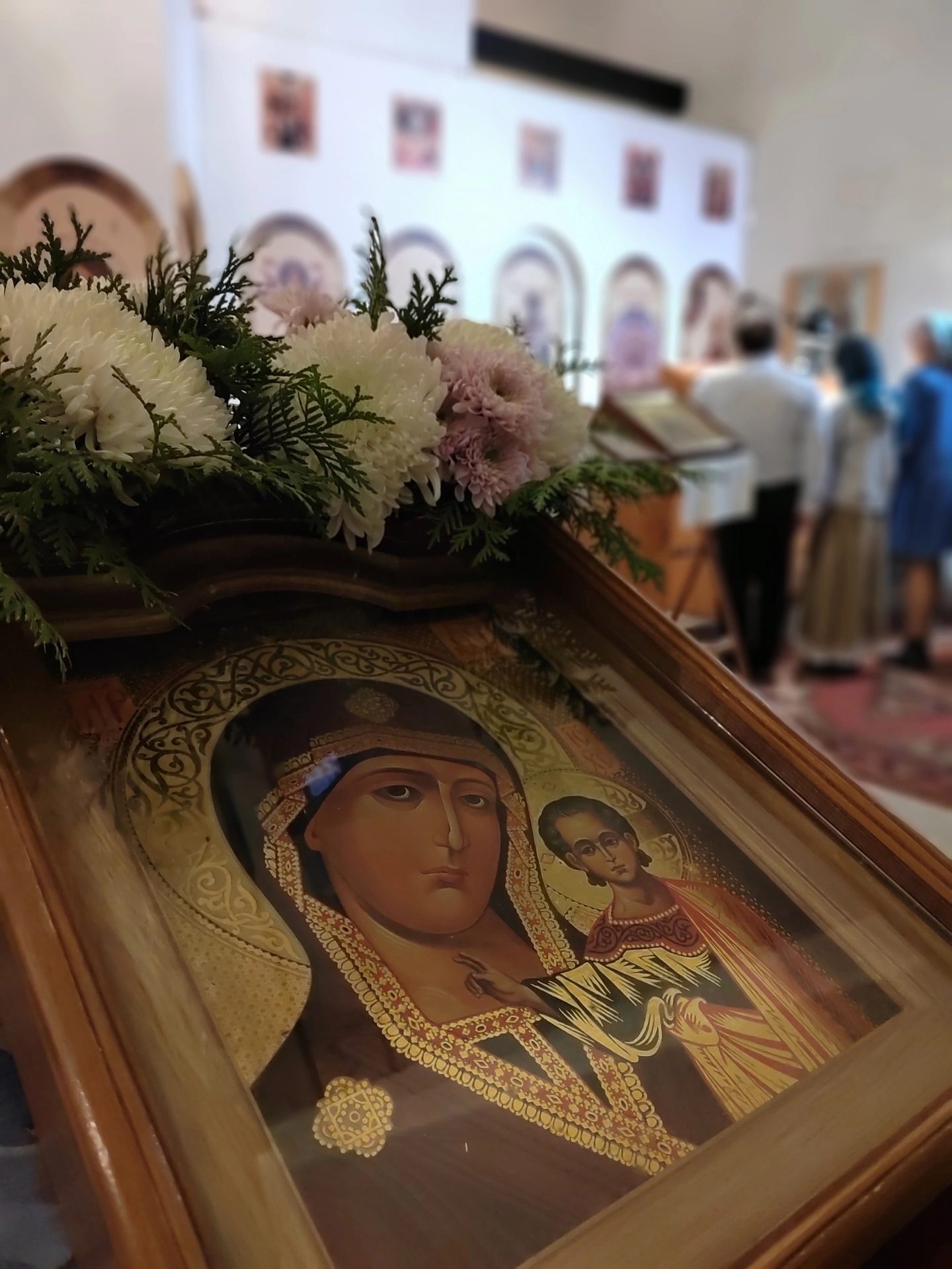 Засту́пнице усе́рдная,/ Ма́ти Го́спода Вы́шняго,/ за всех мо́лиши Сы́на Твоего́ Христа́…