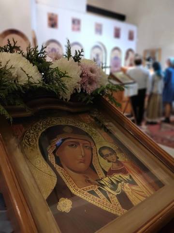 Засту́пнице усе́рдная,/ Ма́ти Го́спода Вы́шняго,/ за всех мо́лиши Сы́на Твоего́ Христа́…